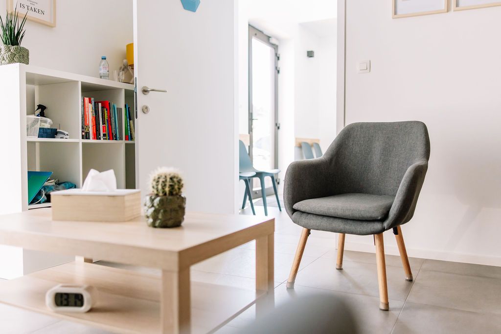 Een rustige consultatieruimte met fauteuil in de praktijk