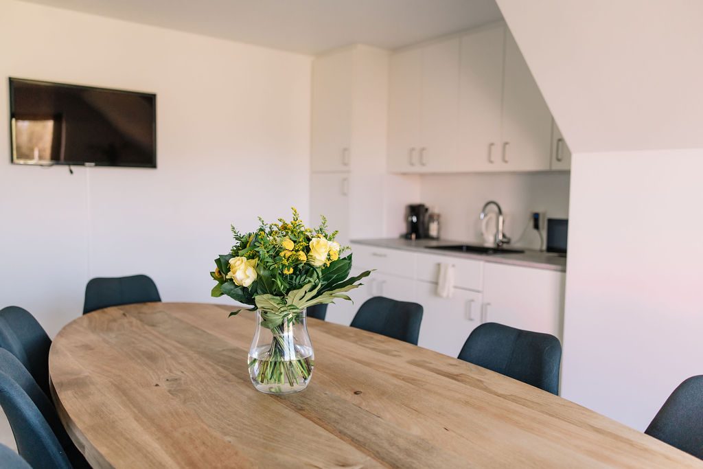 De groepsruimte met grote tafel in de praktijk