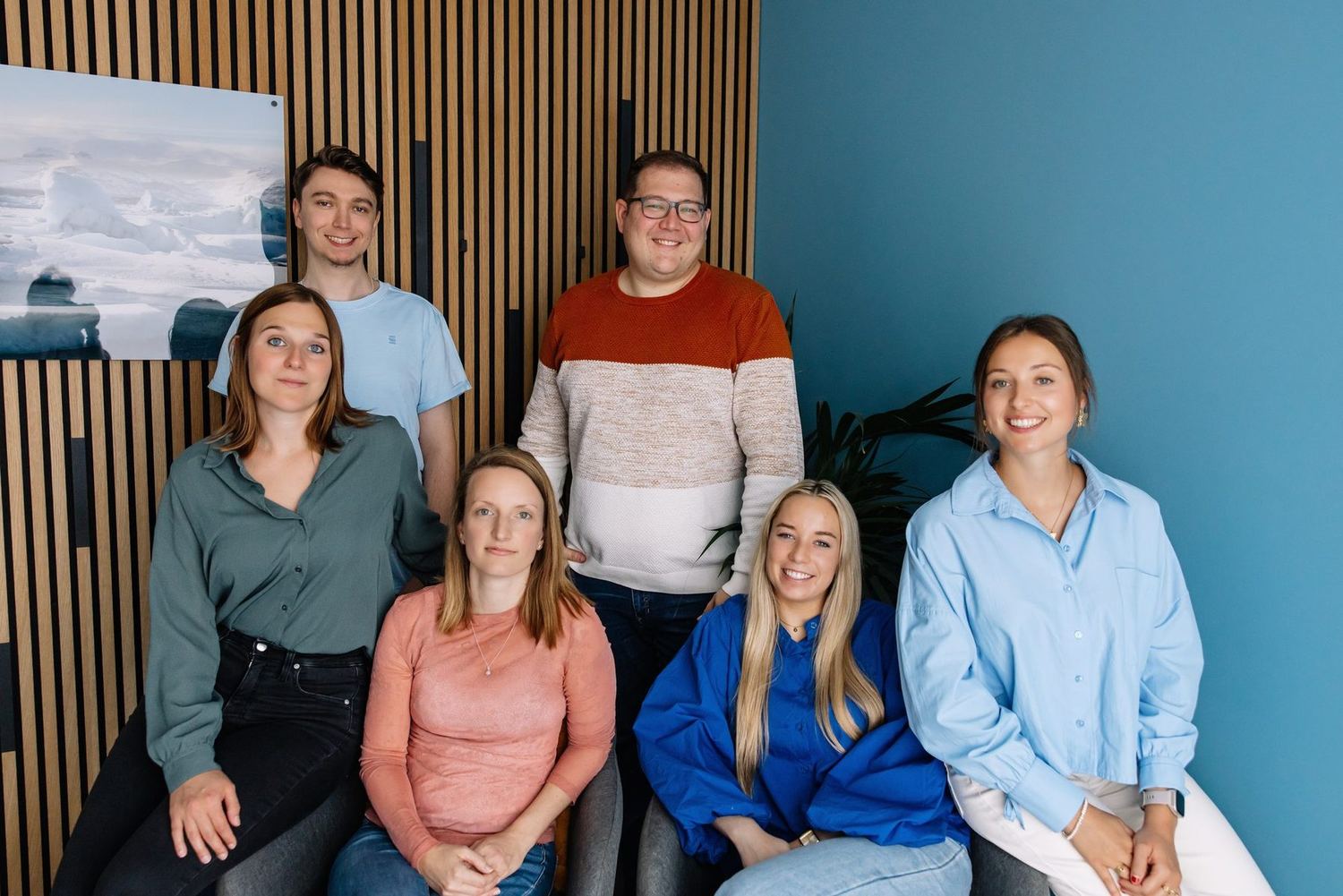 Het team van Uitzicht in de zithoek van de praktijk